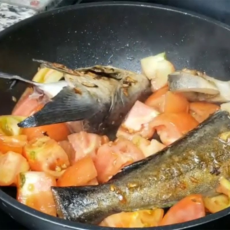 Bước 3 Chiên cá và cà chua Cá bớp nấu ngót