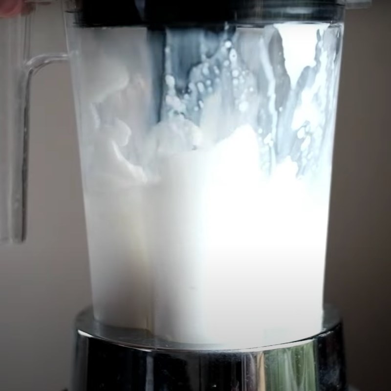 Bước 1 Xay hỗn hợp các nguyên liệu Yaourt (sữa chua) đá xay vị xoài