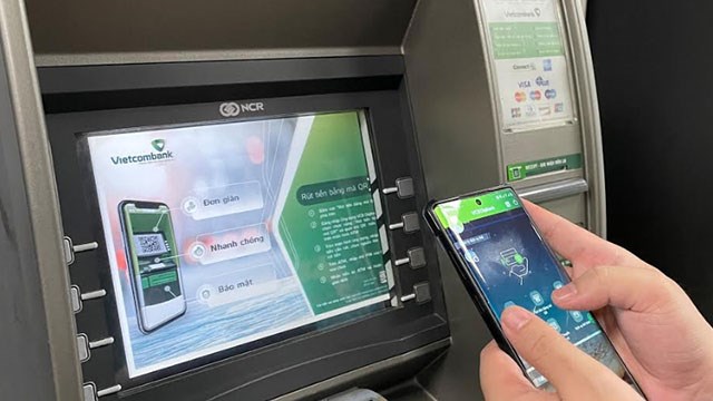 Hướng dẫn cách rút tiền bằng quét mã qr vietcombank tại các máy ATM