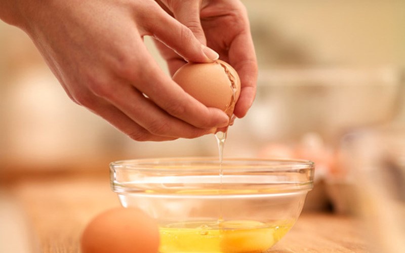 T&aacute;ch vỏ trứng g&agrave; 