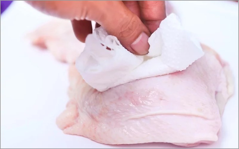 Giữ gà được khô ráo trước khi nhúng bột