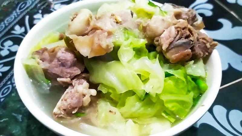 Canh bắp cải hầm xương