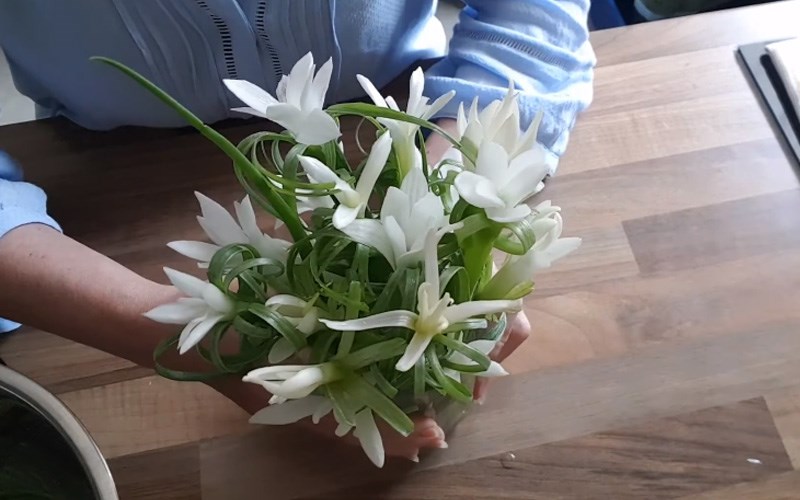 Tỉa hoa huệ trắng từ h&agrave;nh l&aacute;