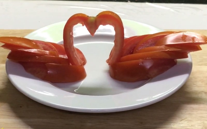 C&aacute;ch tỉa con thi&ecirc;n nga bằng c&agrave; chua mẫu 1 