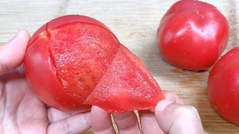 Dùng tay lột vỏ cà chua