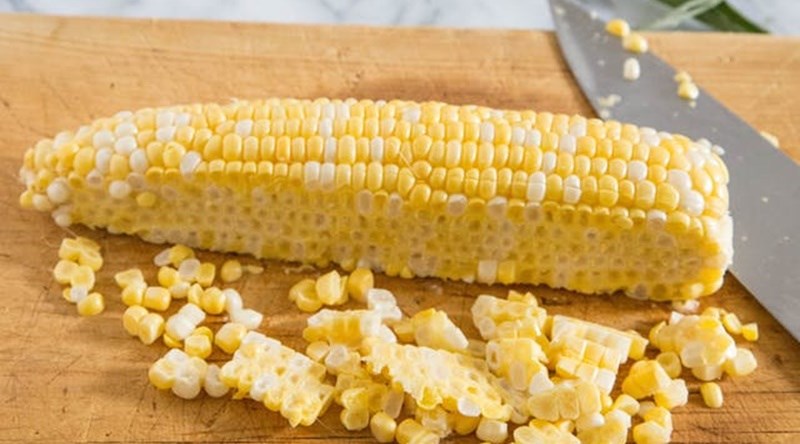 D&ugrave;ng dao cắt thẳng 1 mặt bắp 