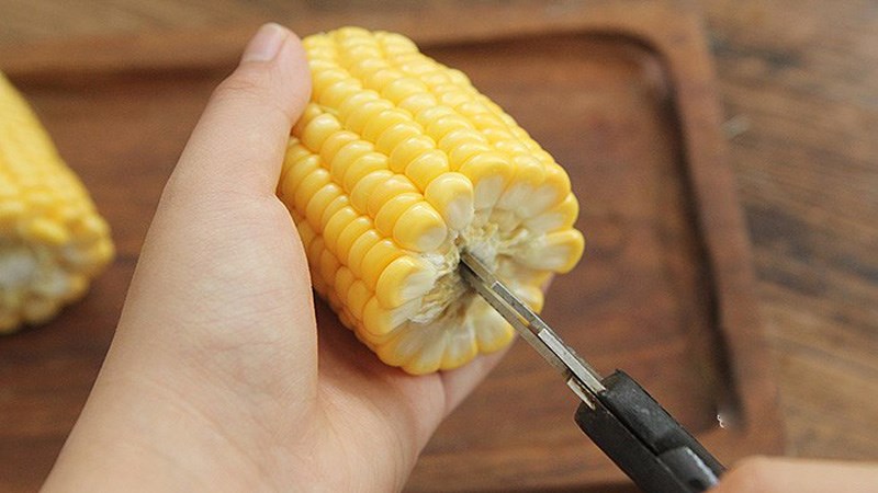 D&ugrave;ng k&eacute;o đ&acirc;m v&agrave;o l&otilde;i bắp 