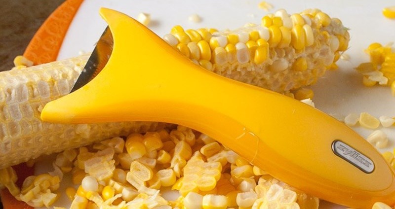 T&aacute;ch hạt bắp bằng dụng cụ b&agrave;o rau củ