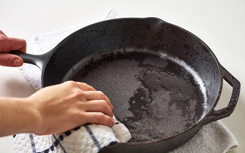 N&ecirc;n t&ocirc;i chảo khi kh&ocirc;ng thường xuy&ecirc;n sử dụng chảo 