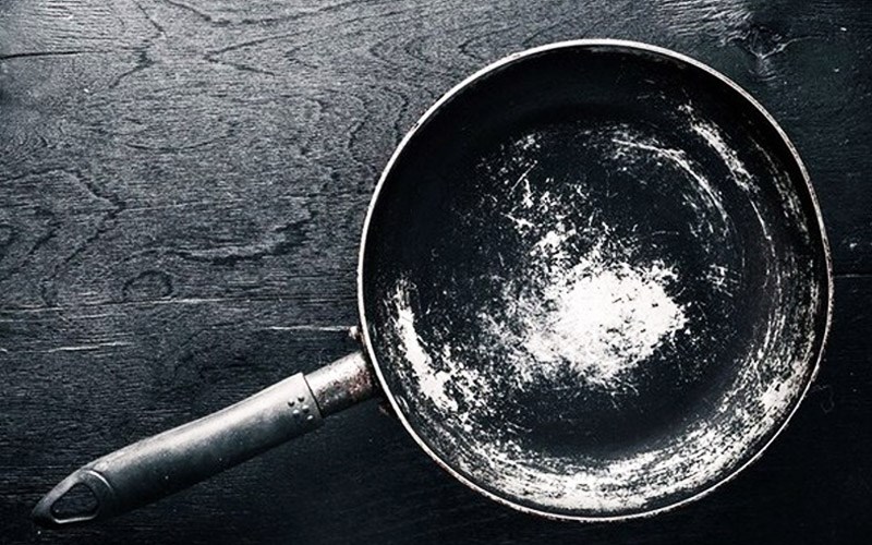 N&ecirc;n t&ocirc;i chảo khi chảo bị mất lớp chống d&iacute;nh