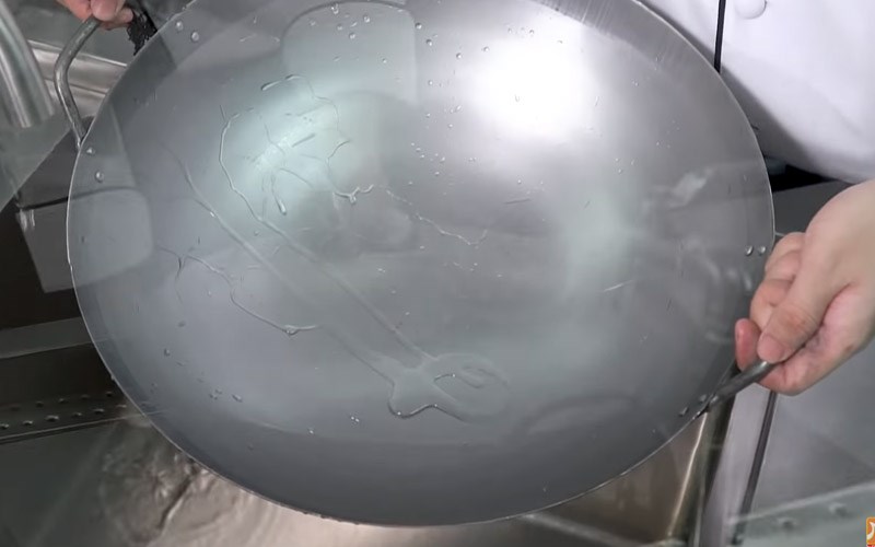 Bước 1: Vệ sinh chảo thật sạch 