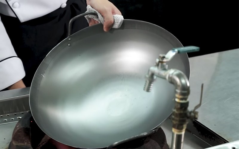 Bước 2: Sấy kh&ocirc; chảo