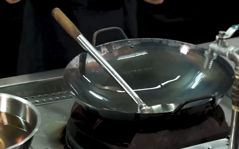 Bước 6: Lau kh&ocirc; chảo