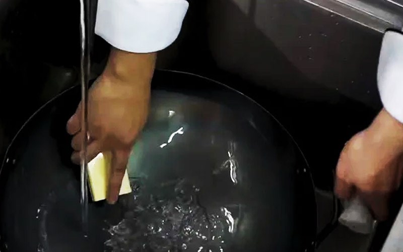 Bước 3: Vệ sinh chảo lại lần nữa