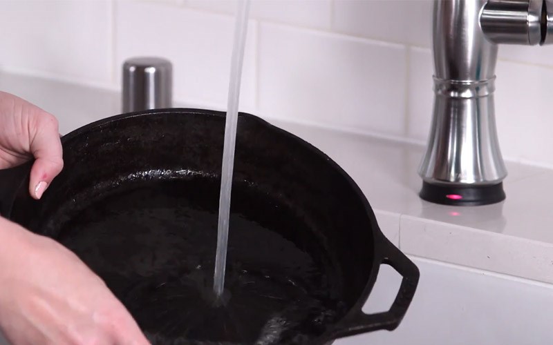 Bước 1: Vệ sinh chảo thật sạch