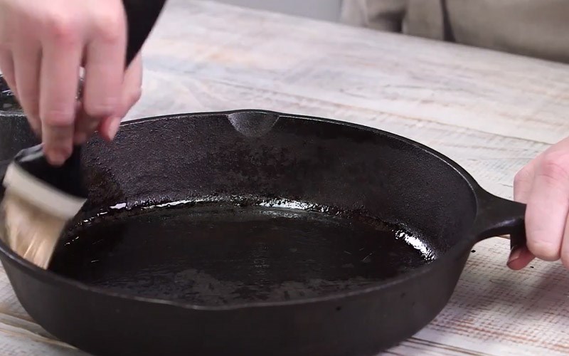 Bước 3: T&ocirc;i dầu cho chảo