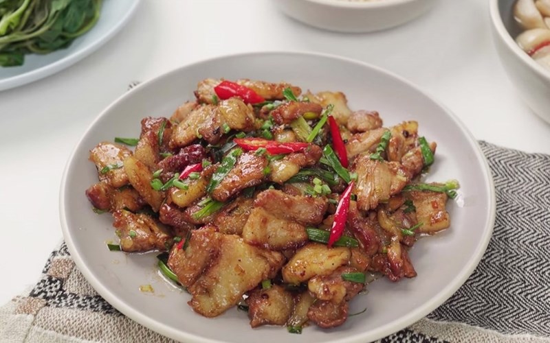 Thịt rang ch&aacute;y cạnh