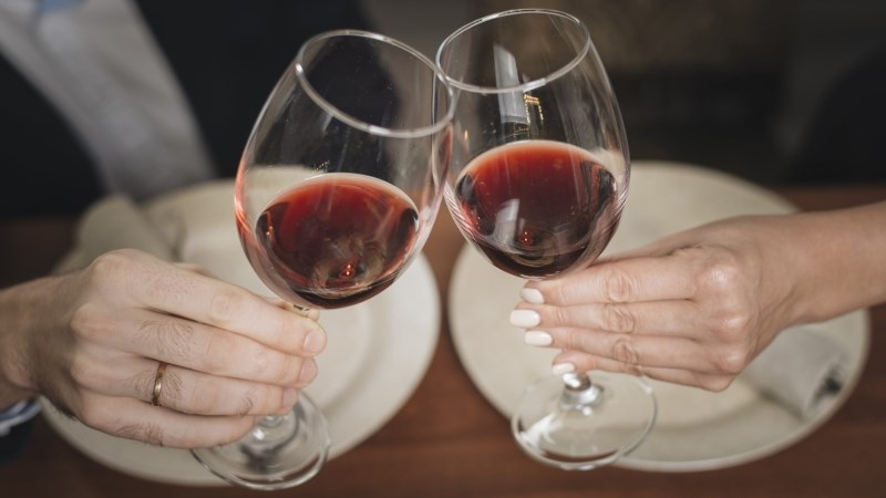 Cầm ly rượu vang: Một ly rượu vang đỏ trông thật đẹp mắt khi được cầm bởi đôi tay của bạn. Độ sâu màu sắc và hương vị ngọt ngào chắc chắn sẽ khiến bạn có trải nghiệm thú vị khi thưởng thức. Hãy đến xem hình ảnh này và cảm nhận sự tinh tế của ly rượu vang và đôi tay giữ nó.