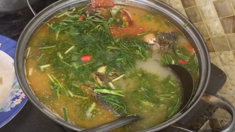 Cá chim nấu canh chua với mẻ