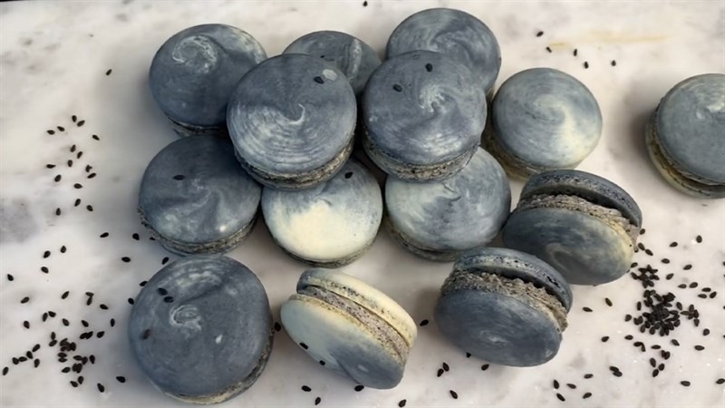 Bánh macaron mè đen