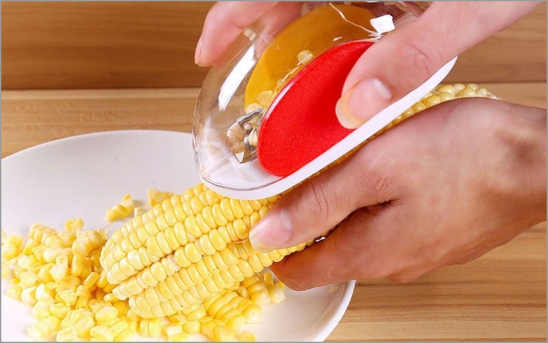 T&aacute;ch hạt bắp bằng dụng cụ chuy&ecirc;n dụng