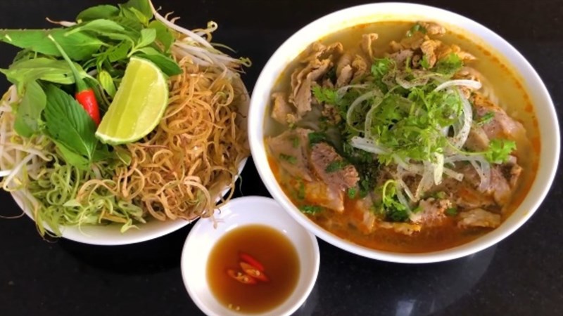 Cách nấu bún bò tái tại nhà không cần mắm ruốc