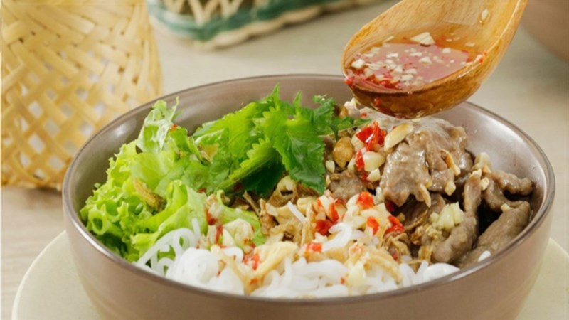 Cách nấu bún bò Nam Bộ đơn giản, thanh mát, thơm ngon chuẩn vị