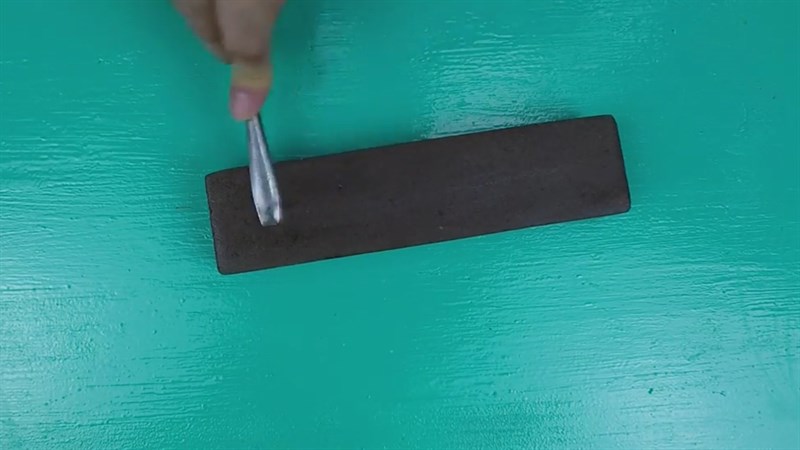 Bước 1 t&aacute;ch hạt nh&atilde;n bẵng muỗng c&agrave; ph&ecirc;