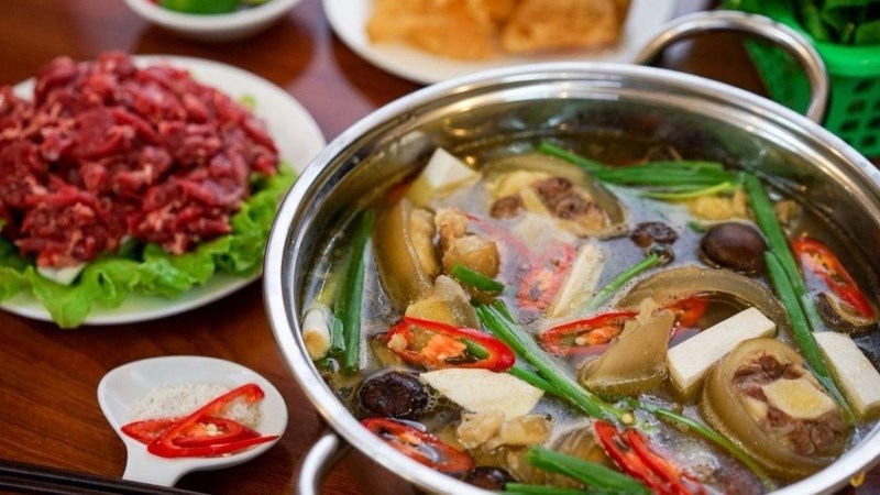 Lẩu đuôi bò hầm thuốc bắc