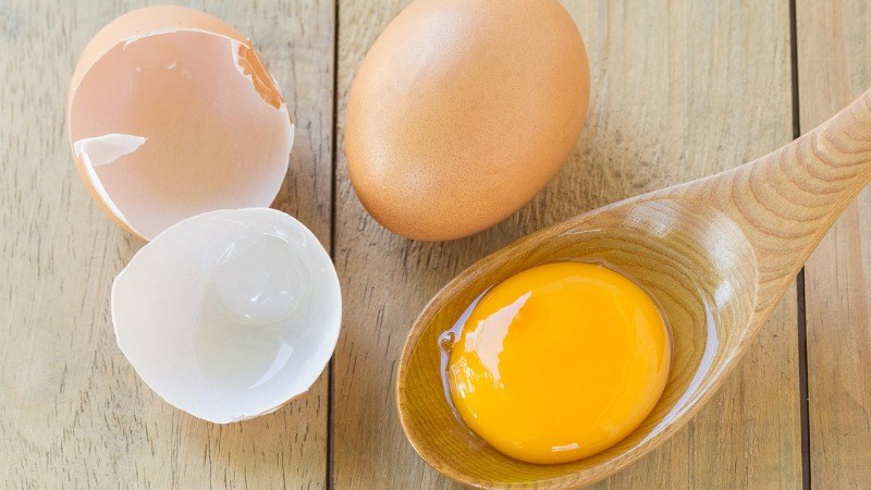 Ăn trứng gà sống có tốt không?