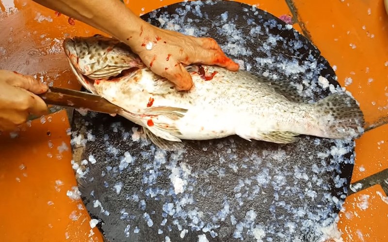 Cách làm cá mú hấp xì dầu chuẩn nhà hàng, thịt cá chắc không tanh