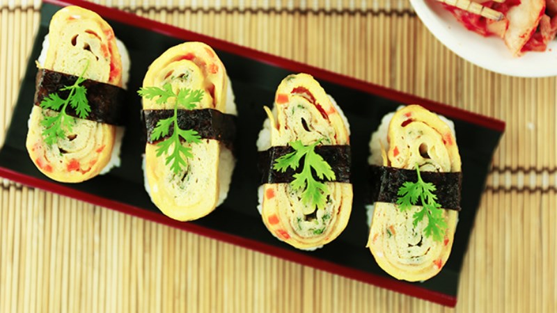 Sushi trứng cuộn