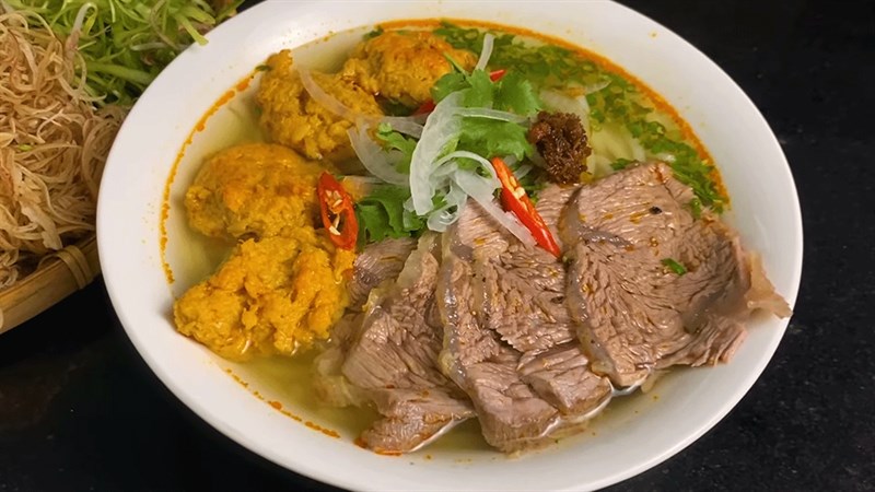 Cách nấu bún bò chả cua thơm ngon đơn giản đổi vị cho gia đình