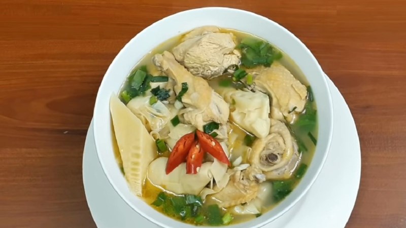 Canh măng chua nấu gà