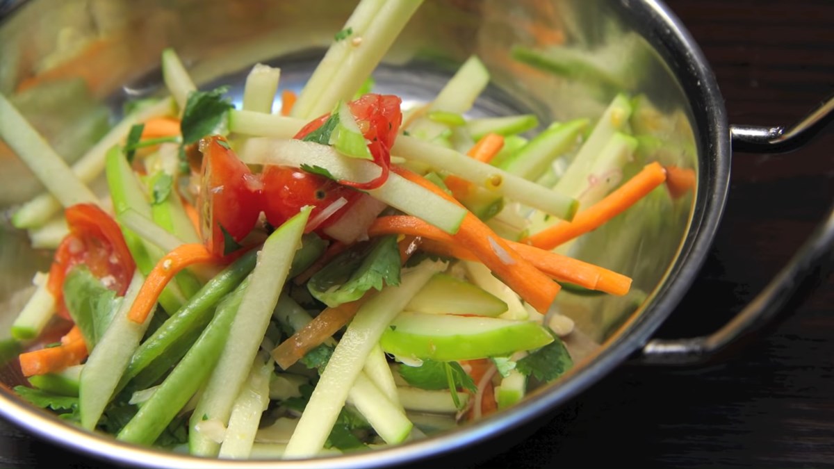 Làm sao để tạo vị thơm ngon và bổ dưỡng cho salad táo xà lách?
