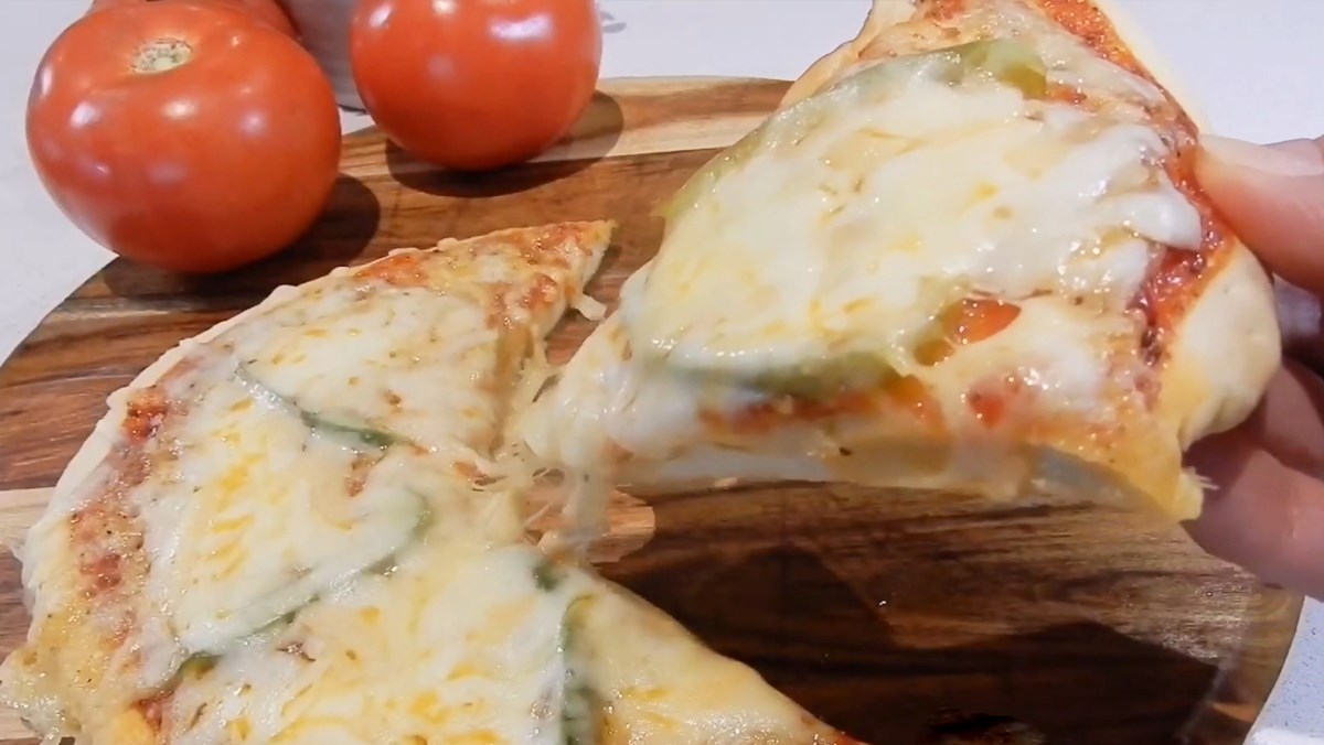 Nguyên liệu nào cần chuẩn bị khi làm pizza bằng lò vi sóng tại nhà?
