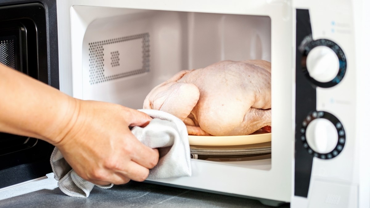 Cách rã đông gà nhanh bằng microwave là gì?
