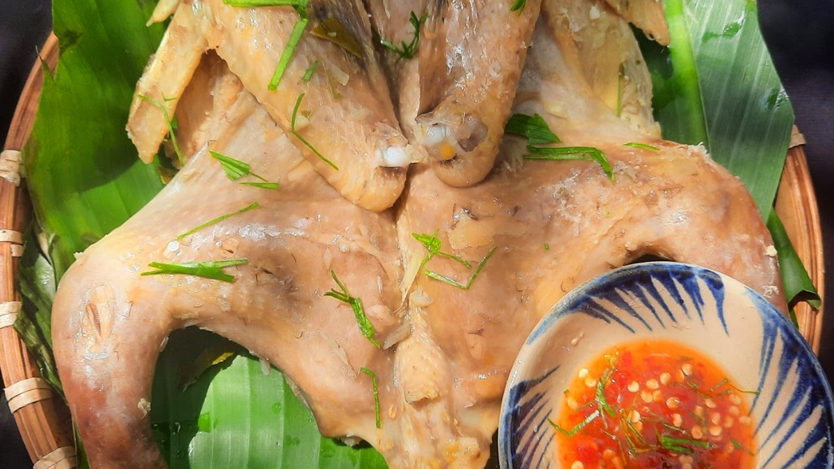 Gà hấp muối sả nguyên con