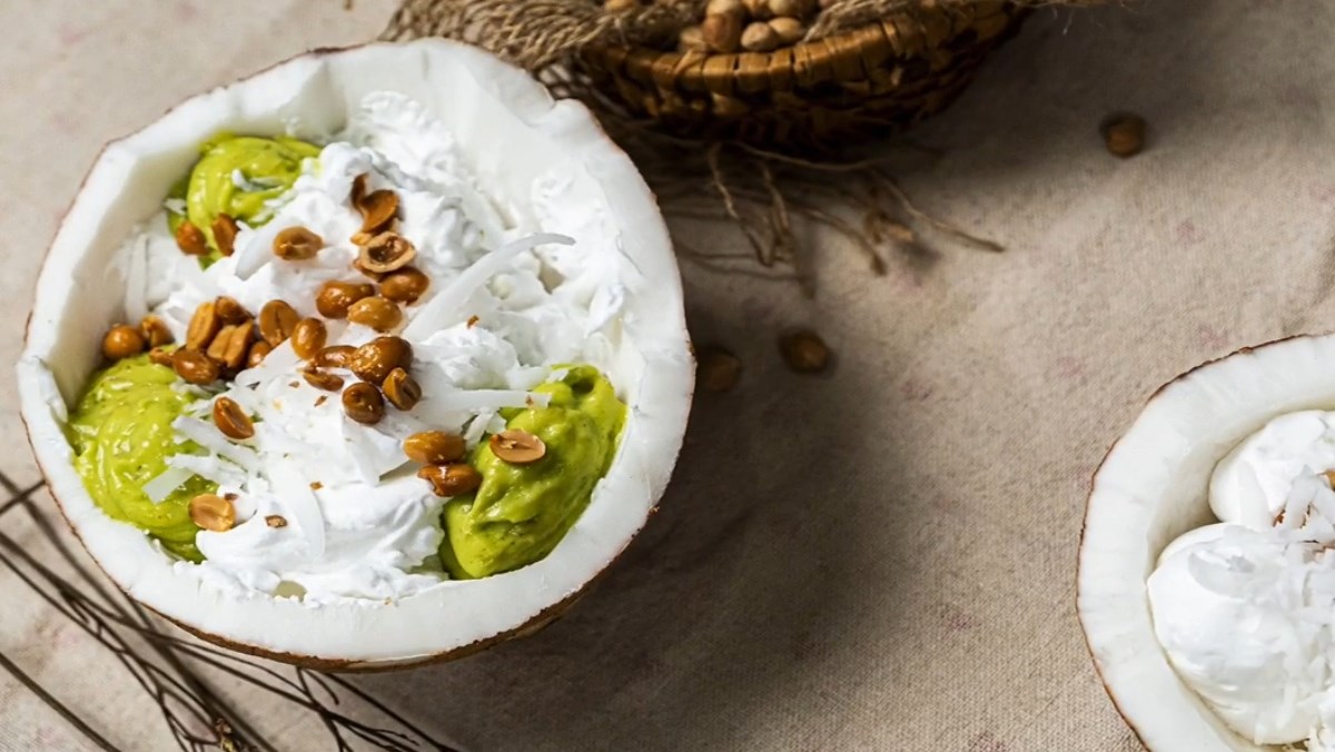 Bạn cần chuẩn bị những nguyên liệu gì để làm kem bơ dừa tại nhà?
