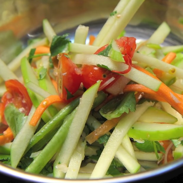 2 cách làm salad táo tươi mát thơm ngon hỗ trợ giảm cân tại nhà