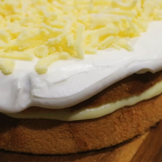 Cách làm bánh bông lan phô mai tươi nhân kem trứng béo ngậy, ăn là mê ngay