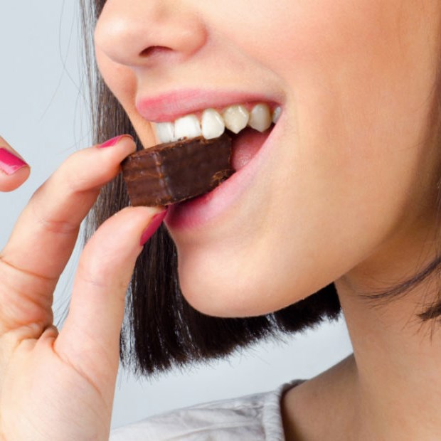 Socola bao nhiêu calo? Ăn socola có bị nổi mụn không?