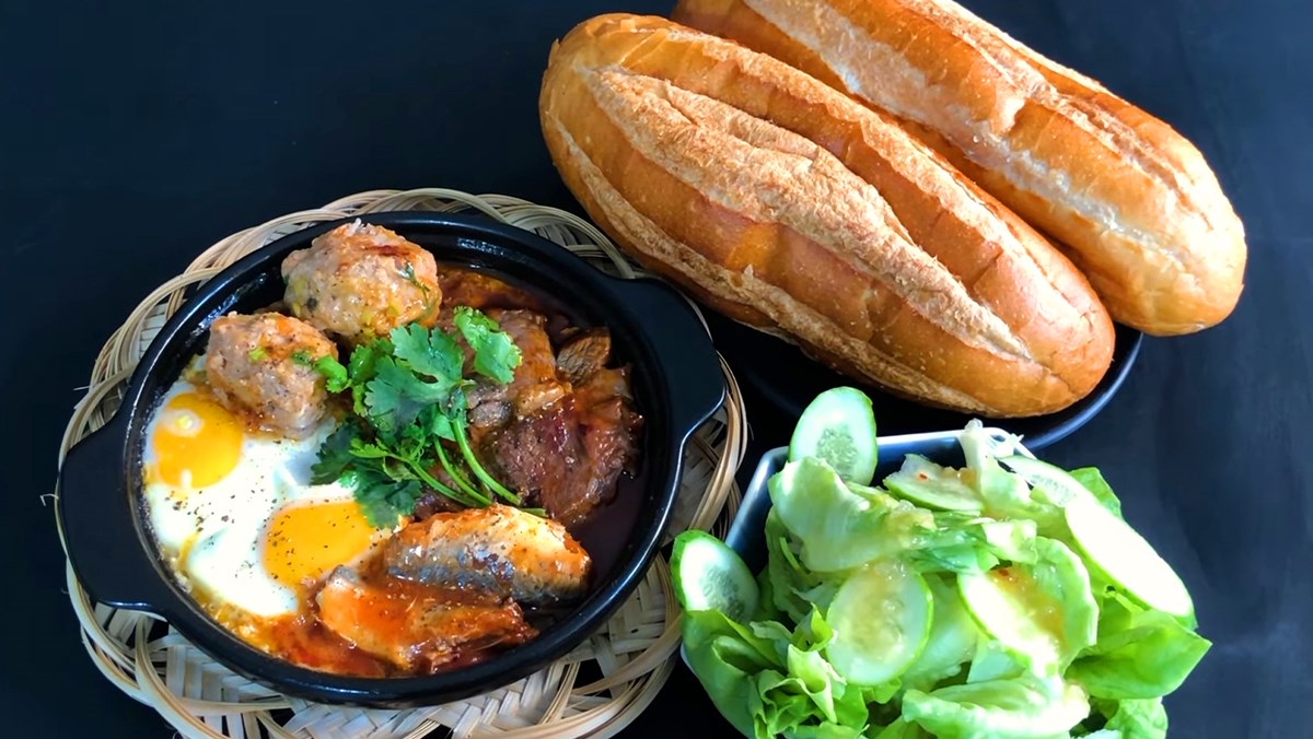 Bánh mì cá mòi hộp thập cẩm