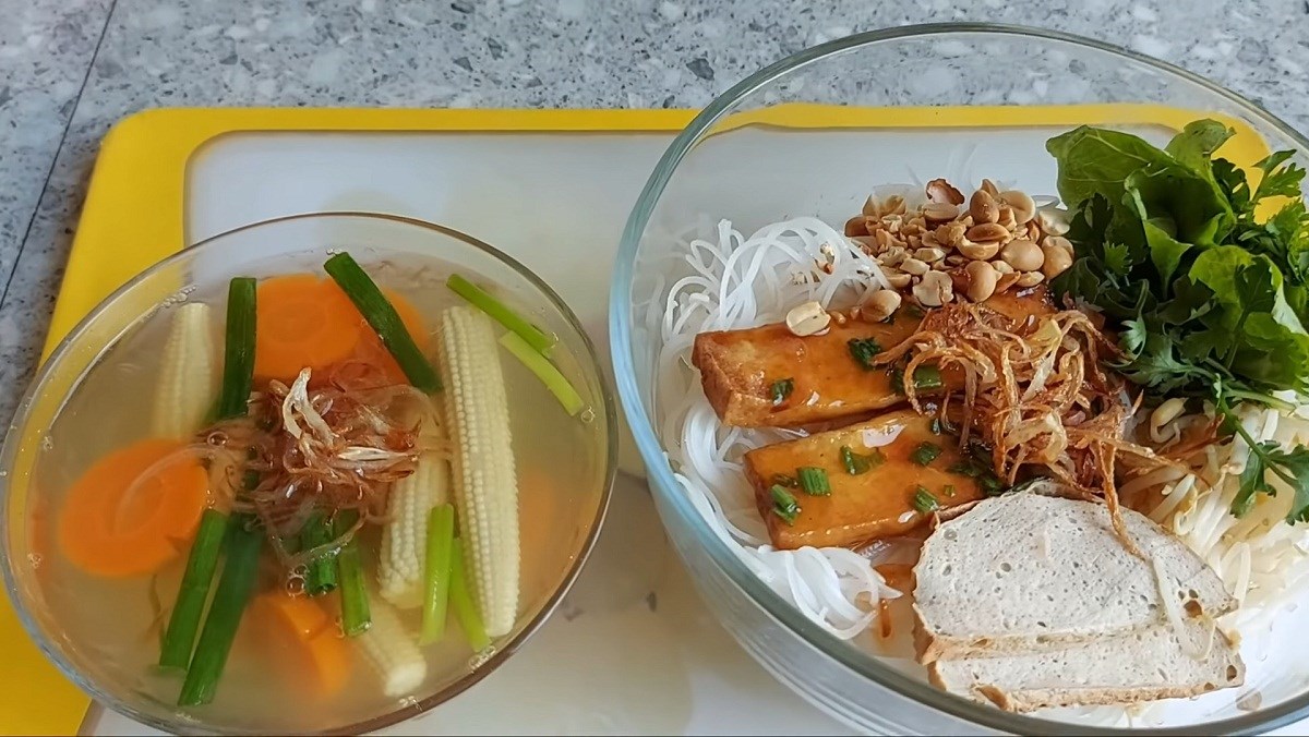 Hủ tiếu khô chay với chả