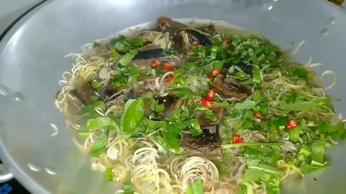 Khô cá đuối nấu canh chua với rau muống