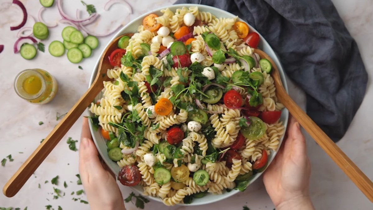 Pasta salad dưa leo rau mầm