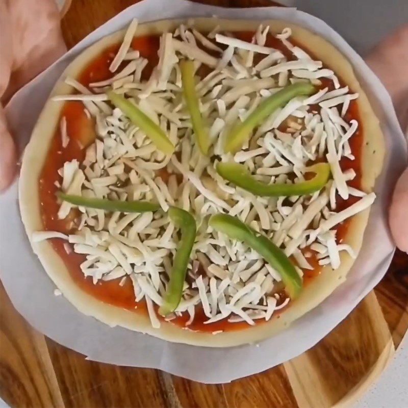 Bước 4 Tạo hình và nướng bánh Bánh pizza bằng lò vi sóng