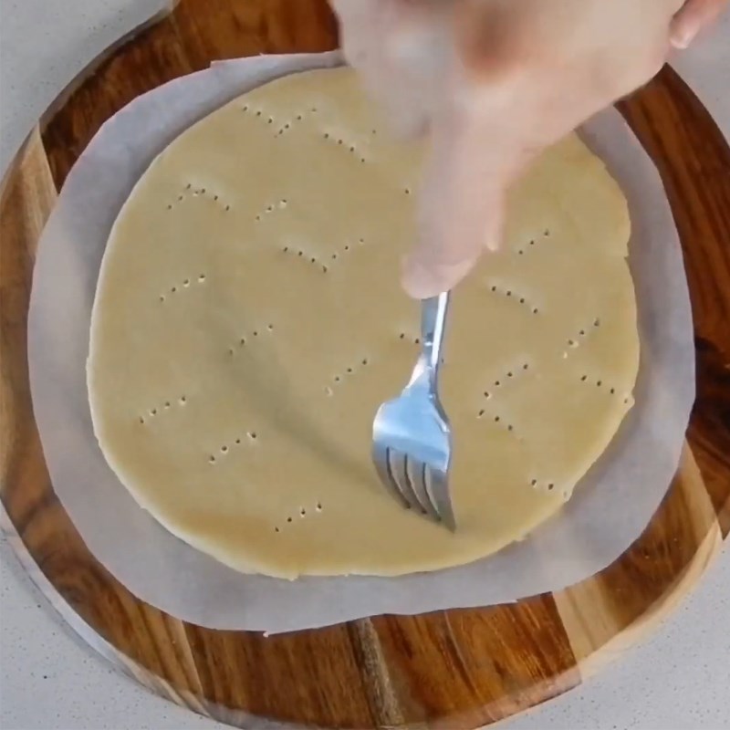 Bước 4 Tạo hình và nướng bánh Bánh pizza bằng lò vi sóng