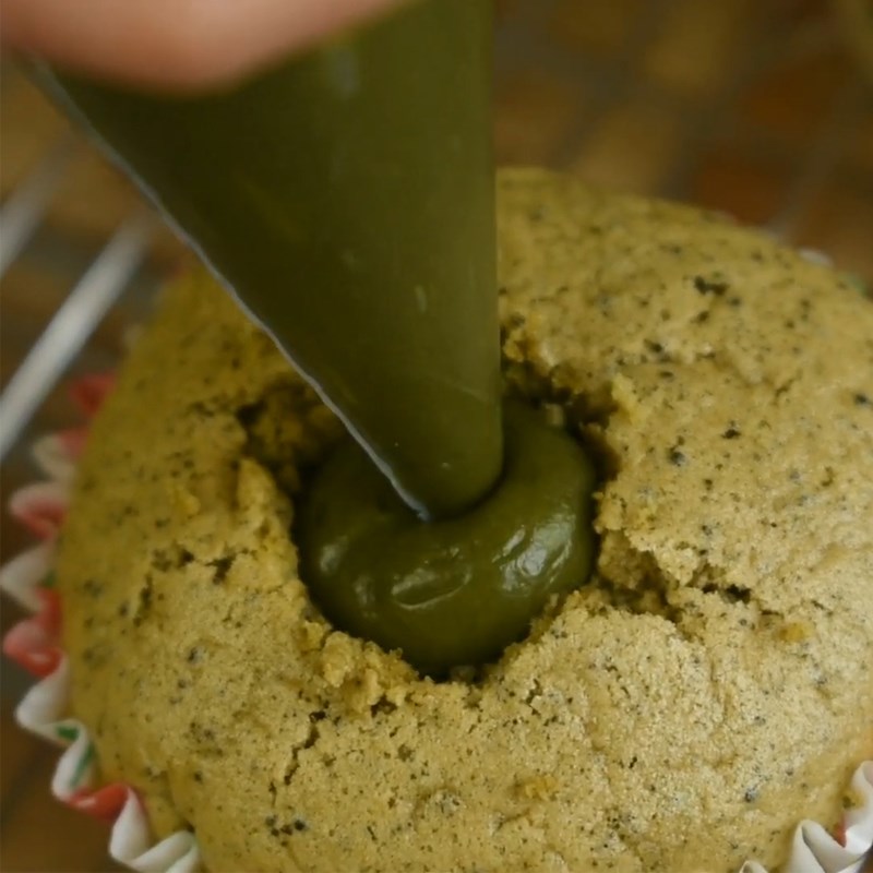 Bước 5 Bơm nhân bánh và trang trí Bánh cupcake trà xanh - matcha cupcake