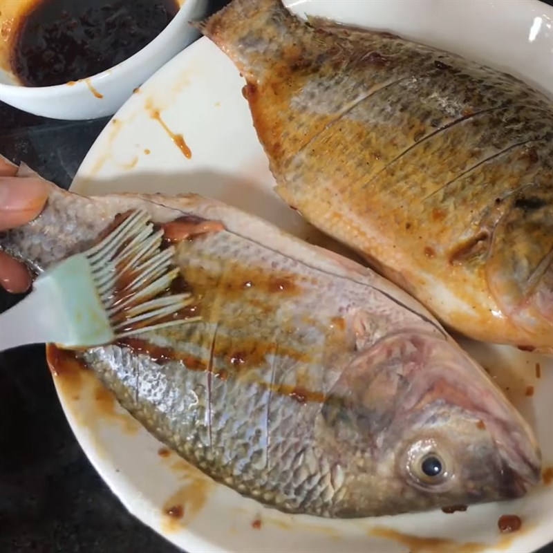 Bước 2 Ướp cá Cá rán giấy bạc bằng nồi chiên không dầu